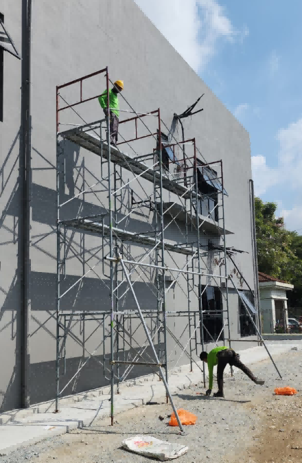 How do you secure steel planks with hooks during installation?