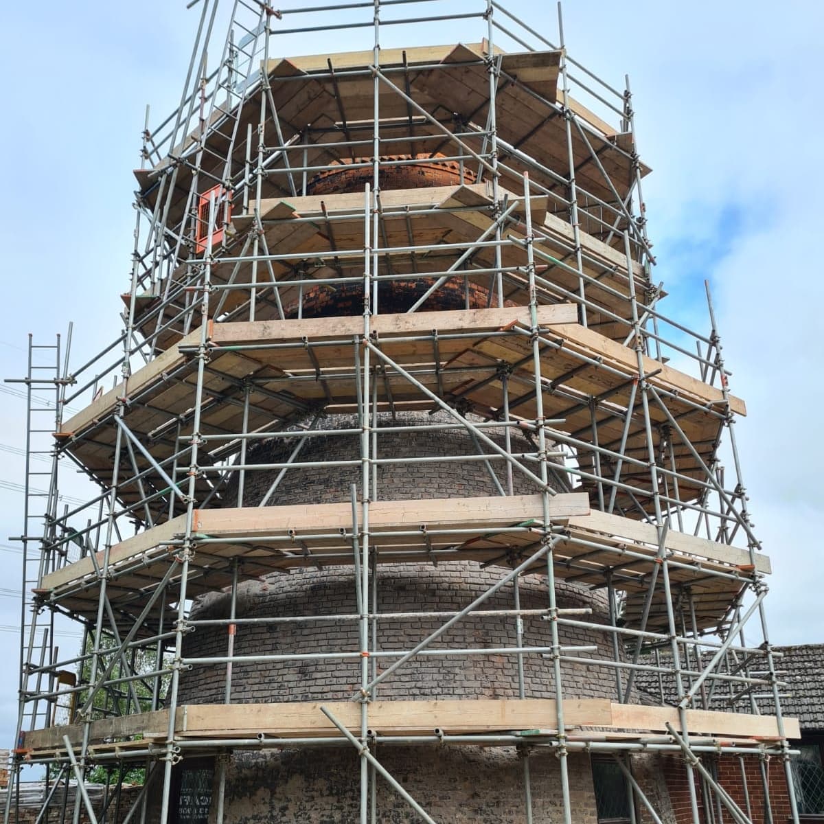 What are the safety features of a speedy scaffold tower?